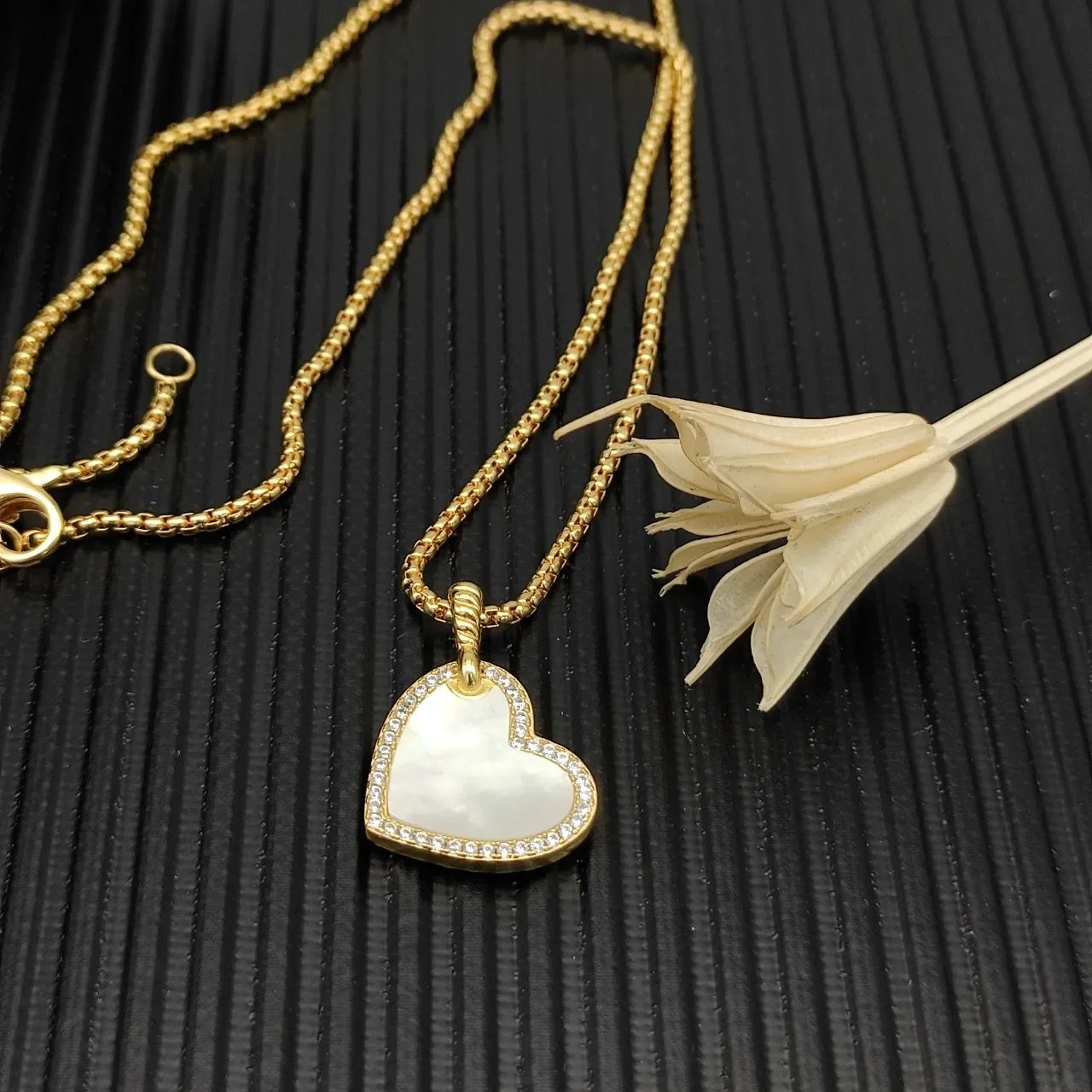 Gold White Heart-Shaped Pendant Mother-of-Pearl Inlay Necklace 2