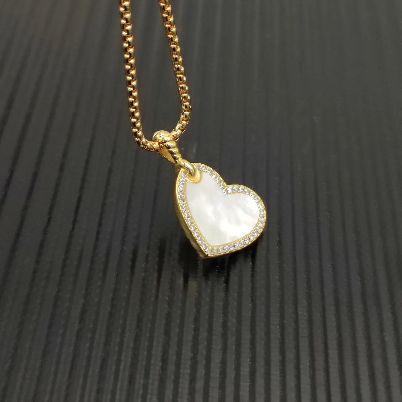 Gold White Heart-Shaped Pendant Mother-of-Pearl Inlay Necklace 5