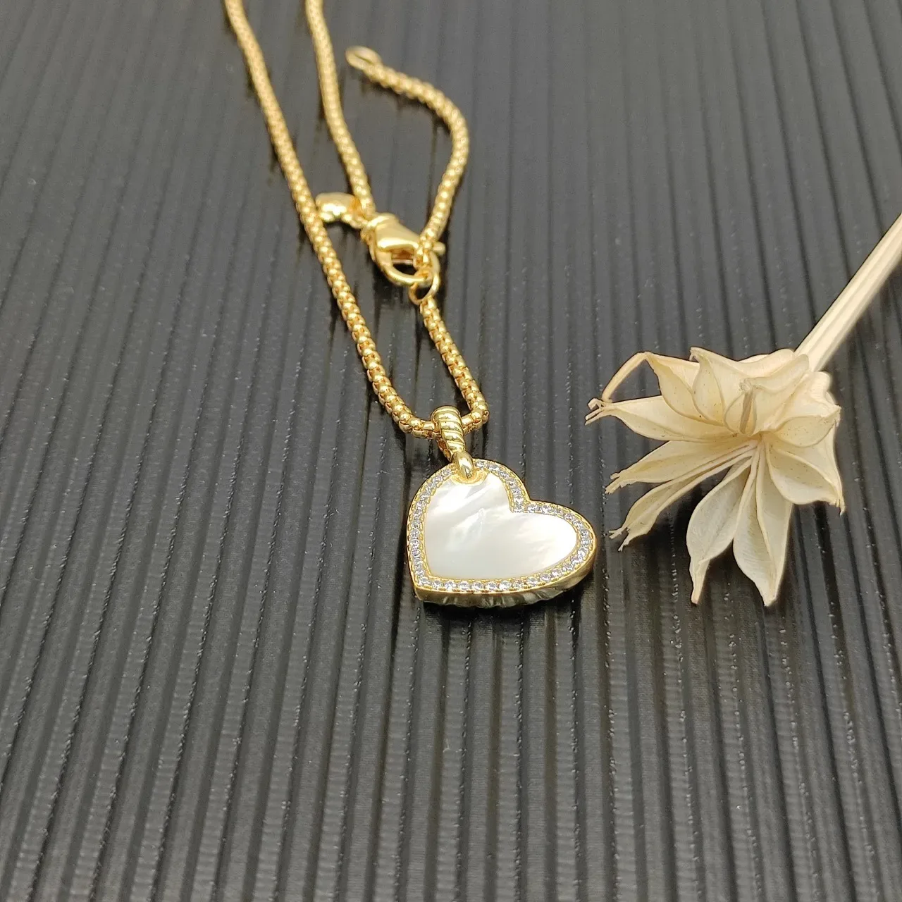 Gold White Heart-Shaped Pendant Mother-of-Pearl Inlay Necklace 9