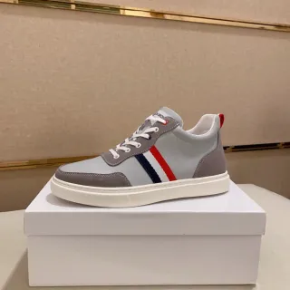 Tênis lifestyle com listras tricolores em cinza e vermelho