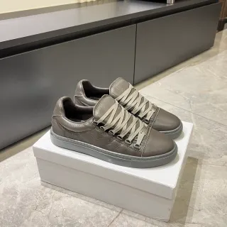 Tênis low-top de couro cinza crinkle com cadarços
