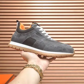 Tênis lifestyle cinza de suede e malha com cano baixo