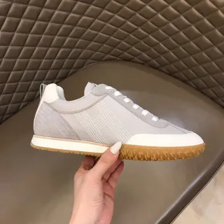 Tênis cinza e branco de baixo com cadarço