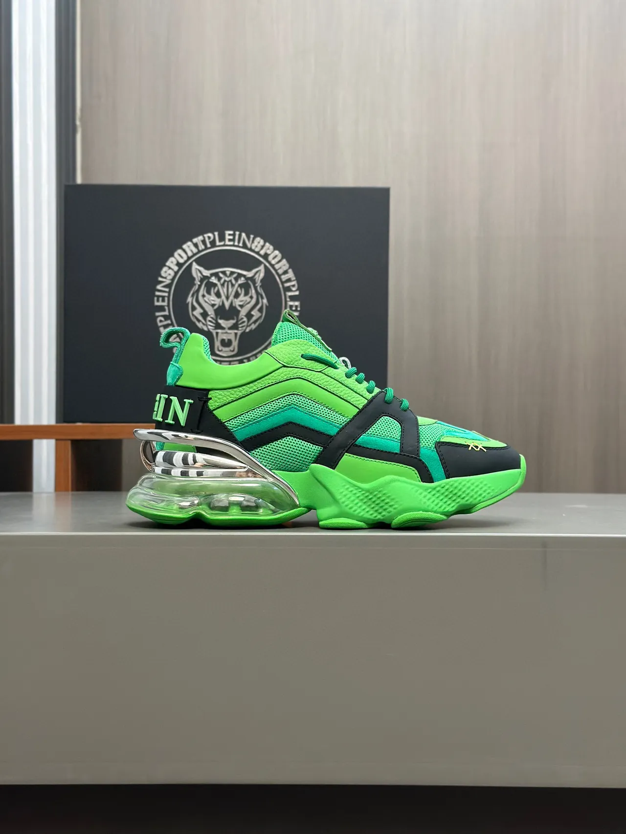 Green Black Oversized Sculpted Midsole Layered Mesh And Synthetic Overlays Chunky Sneakers 2