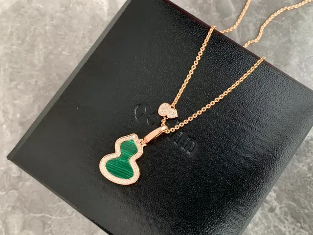 Green Gold Heart-Shaped Pendant Malachite Inlay Necklace 3
