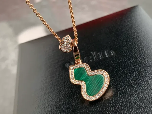 Green Gold Heart-Shaped Pendant Malachite Inlay Necklace 4