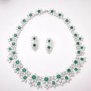 Collier motif floral agrégat de gemmes vert argent