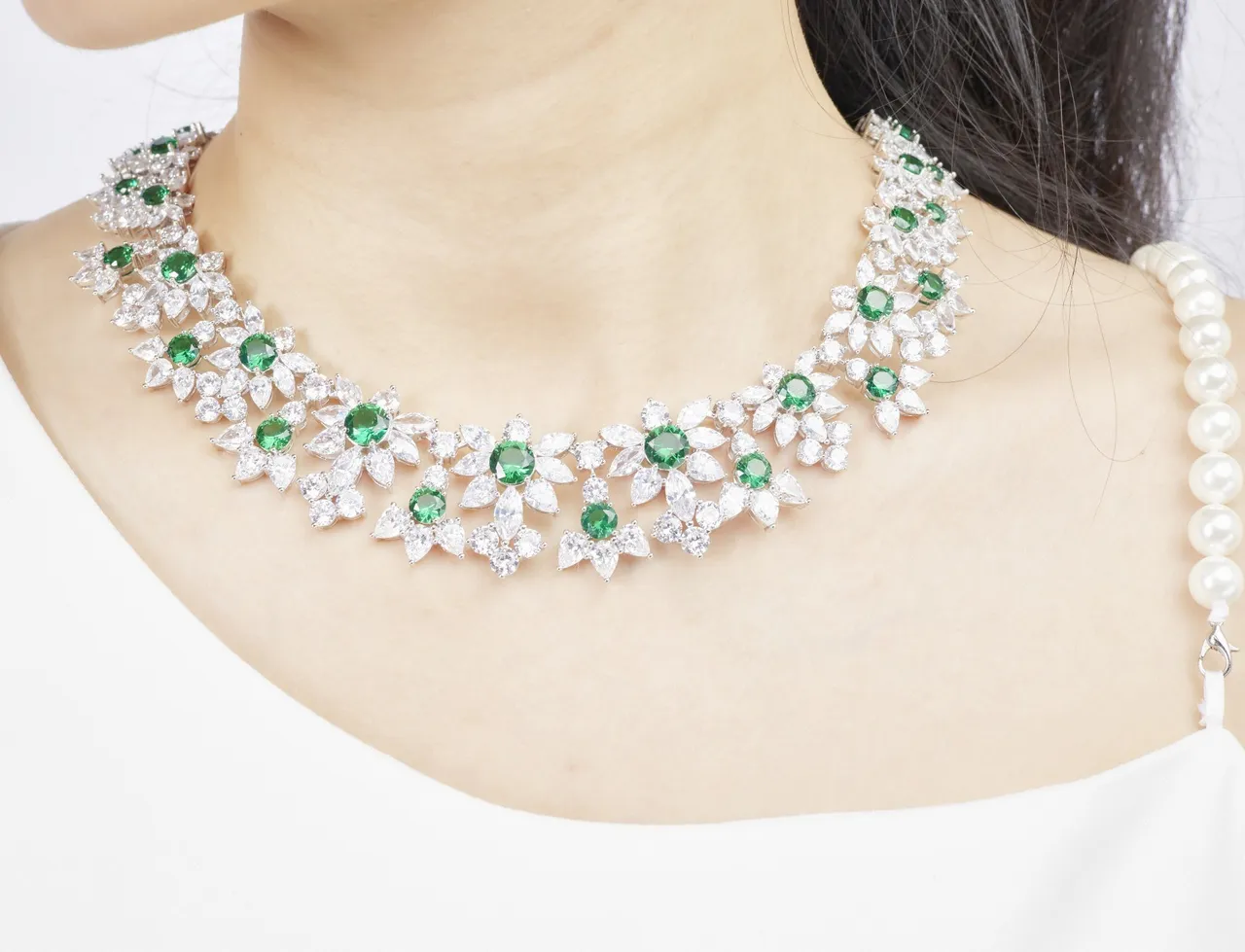 Green Silver Floral Motif Clustered Gemstones Necklace 4