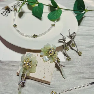 Green White Floral Jade-Like Petals Pearl Strand Earrings