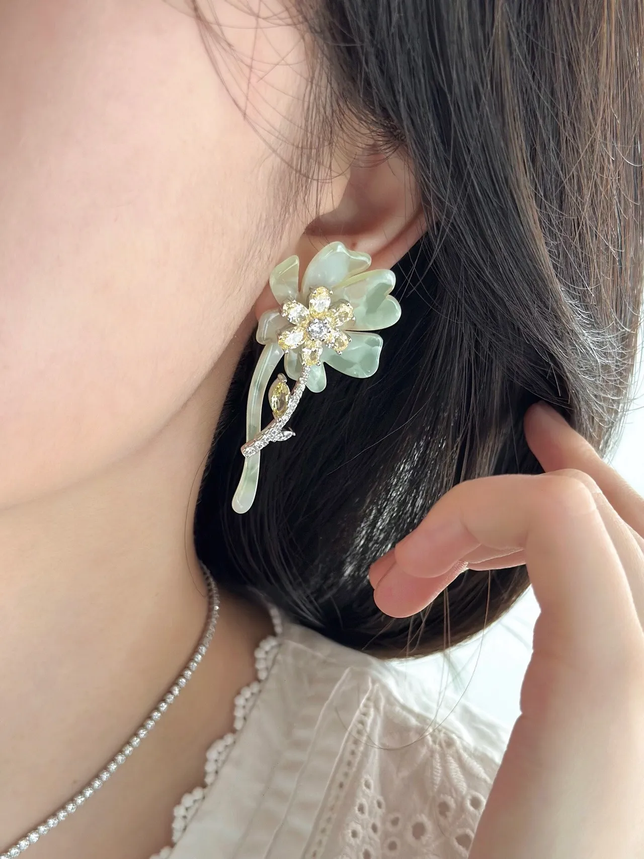 Boucles d'oreilles à perles vertes blanches florales avec pétales de jade-like et chaîne 2