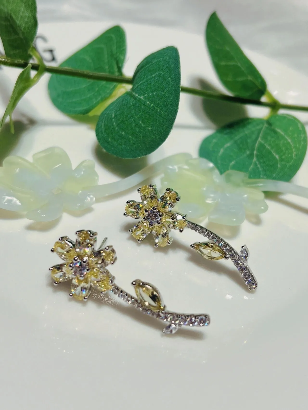 Boucles d'oreilles à perles vertes blanches florales avec pétales de jade-like et chaîne 4