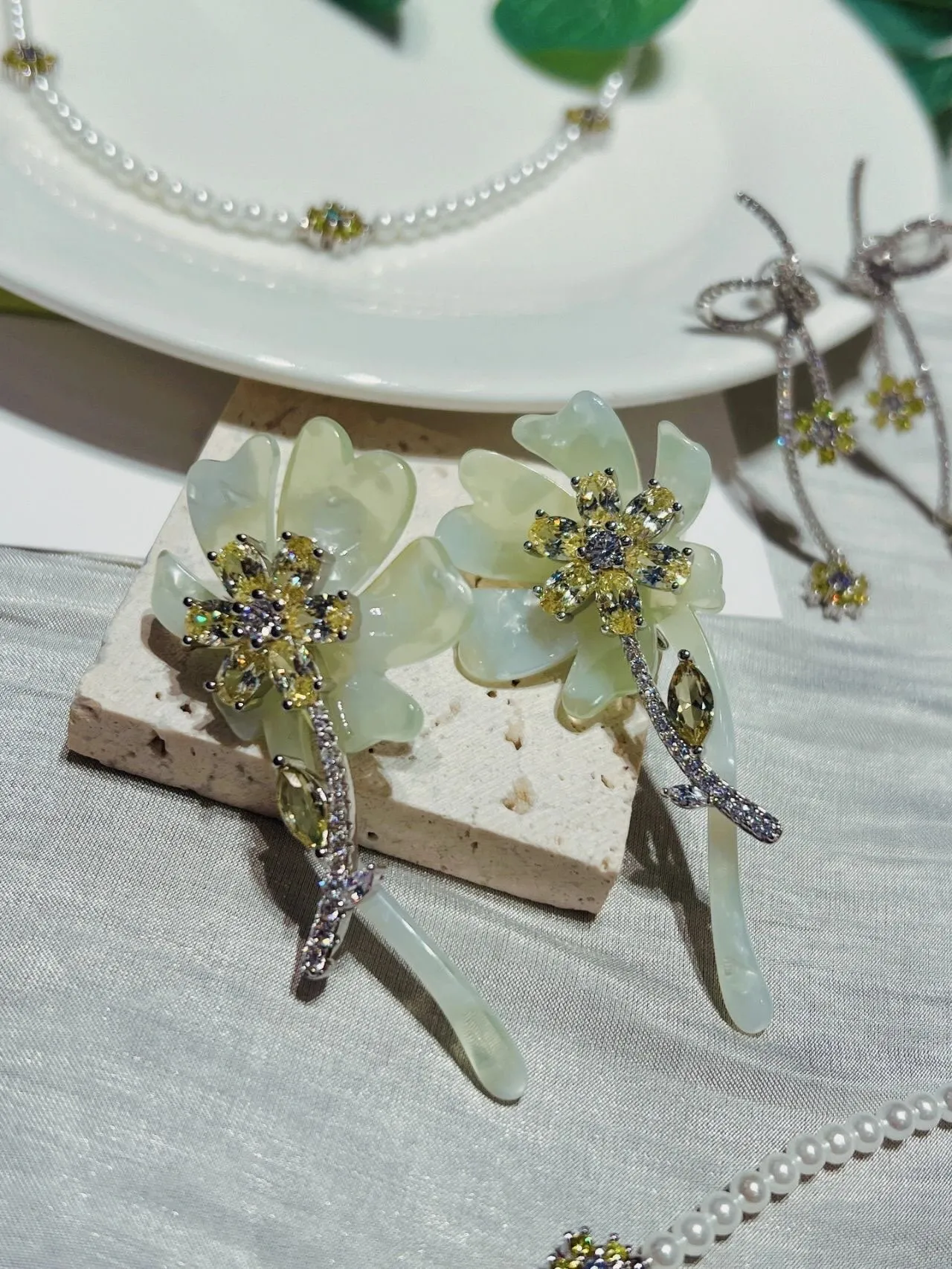 Boucles d'oreilles à perles vertes blanches florales avec pétales de jade-like et chaîne 5