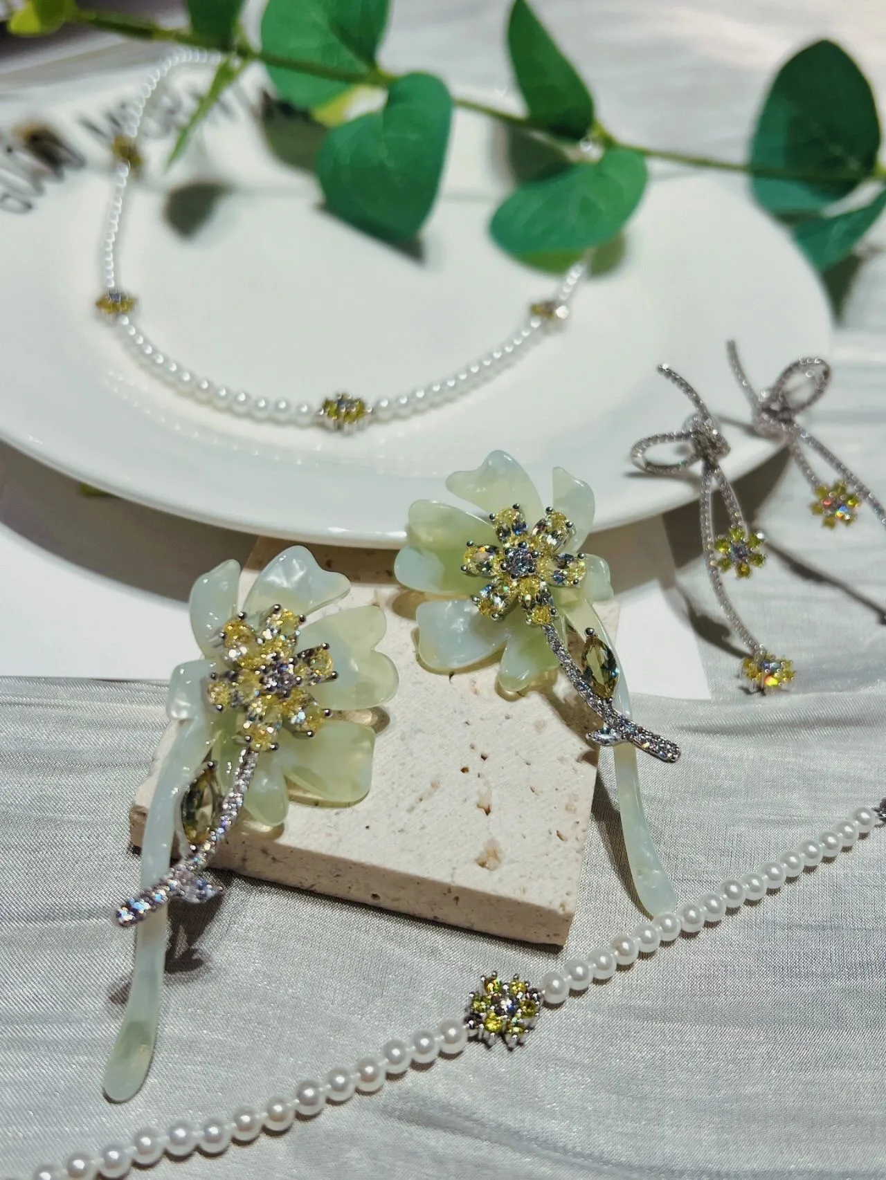 Boucles d'oreilles à perles vertes blanches florales avec pétales de jade-like et chaîne 6