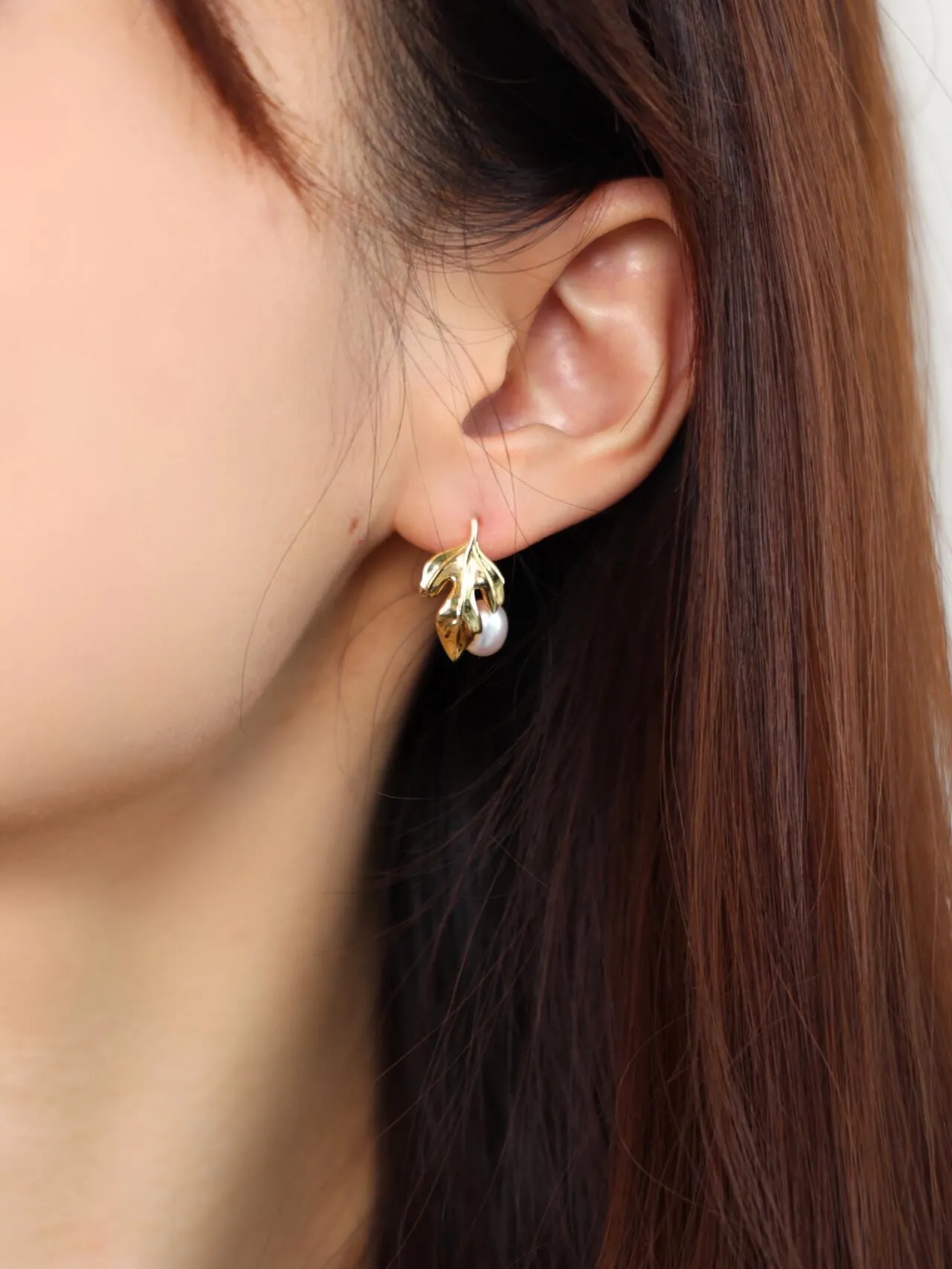 HEFANG Gold Leaf and Pearl Stud Earrings 2