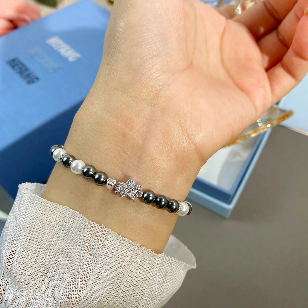 HEFANG Gray White Pearl-Beaded Two-Tone Bracelet 2