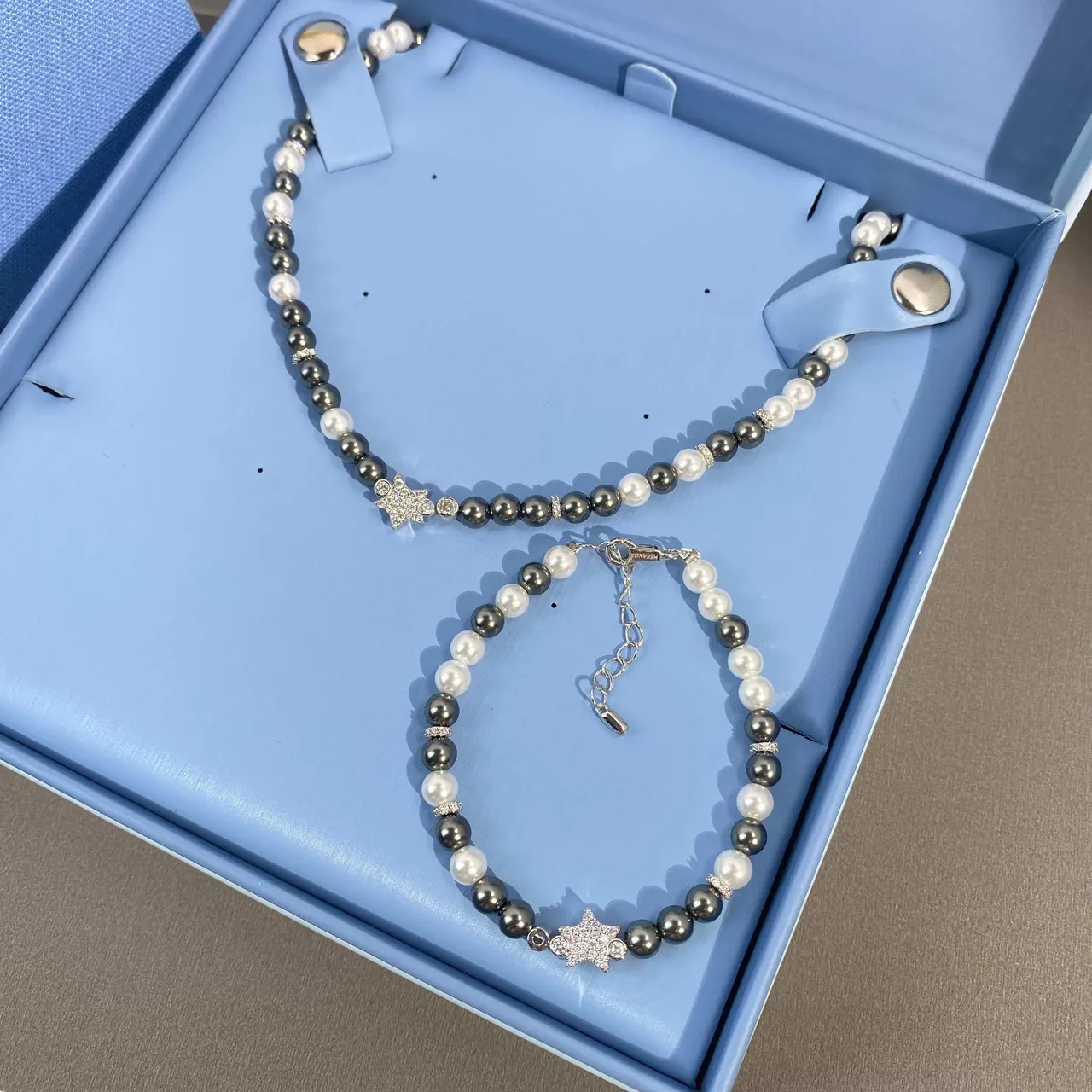 HEFANG Gray White Pearl-Beaded Two-Tone Bracelet 4