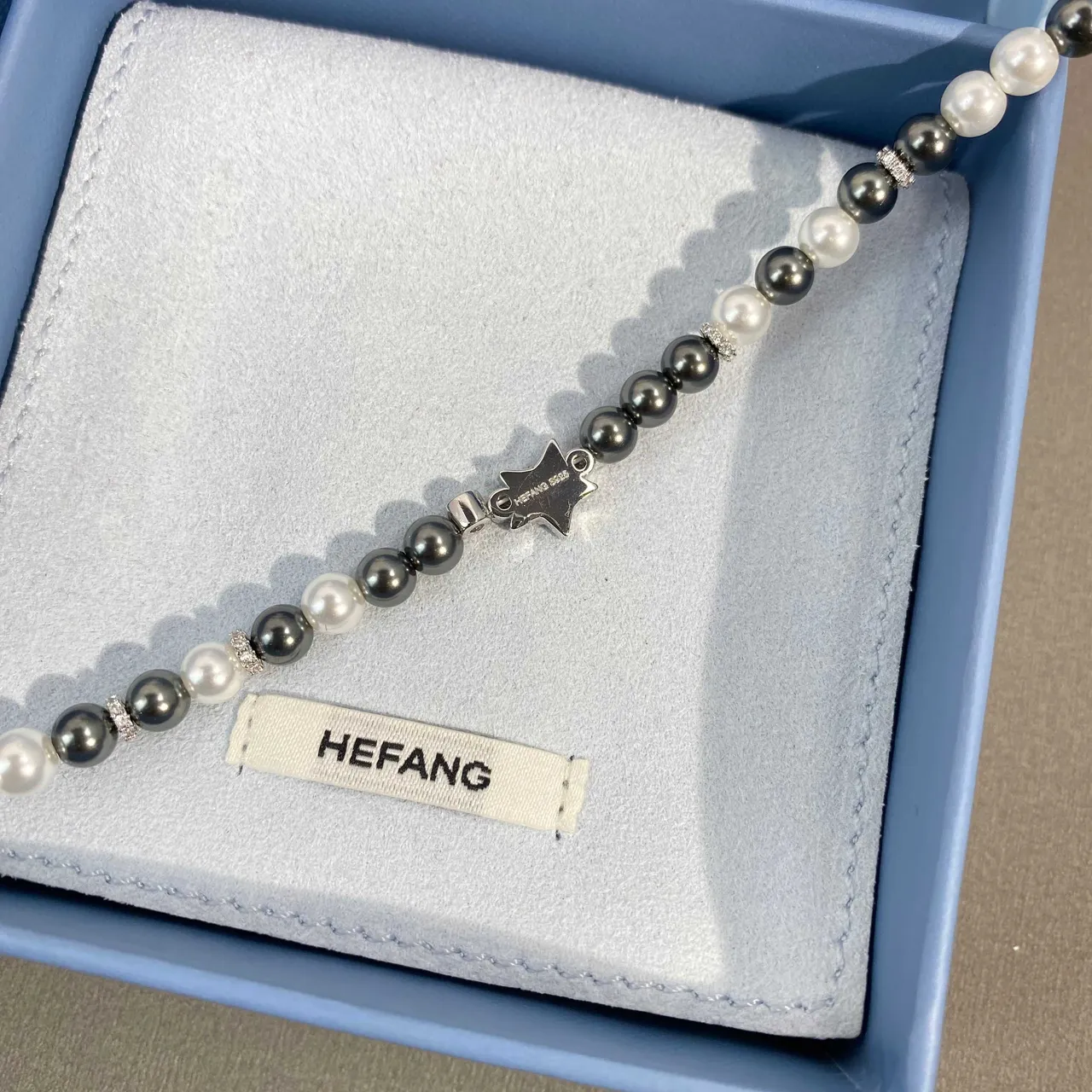 HEFANG Gray White Pearl-Beaded Two-Tone Bracelet 6
