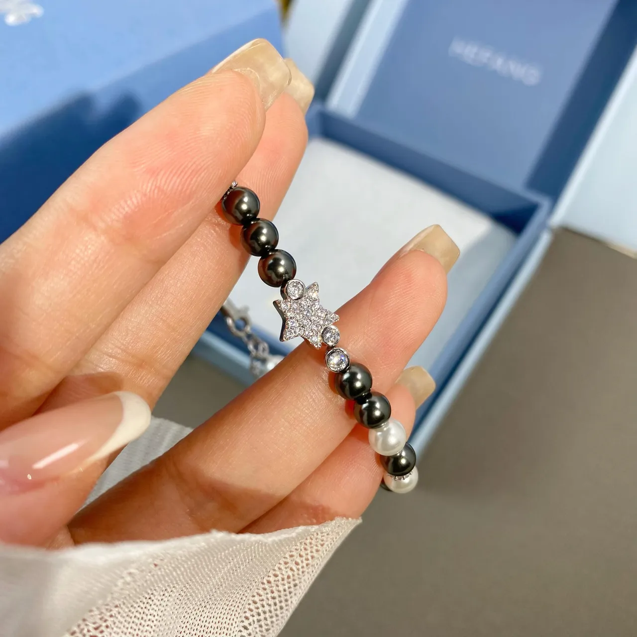 HEFANG Gray White Pearl-Beaded Two-Tone Bracelet 8