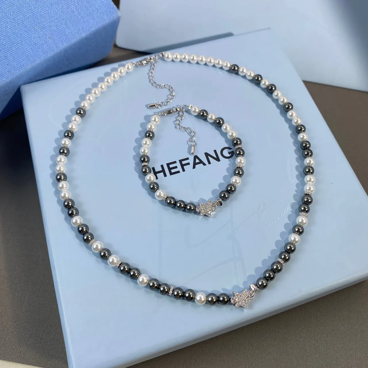 HEFANG Gray White Pearl-Beaded Two-Tone Bracelet 9