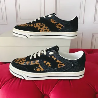 Tênis lifestyle de ponta baixa com estampado de onça em couro suede preto e textura de denim