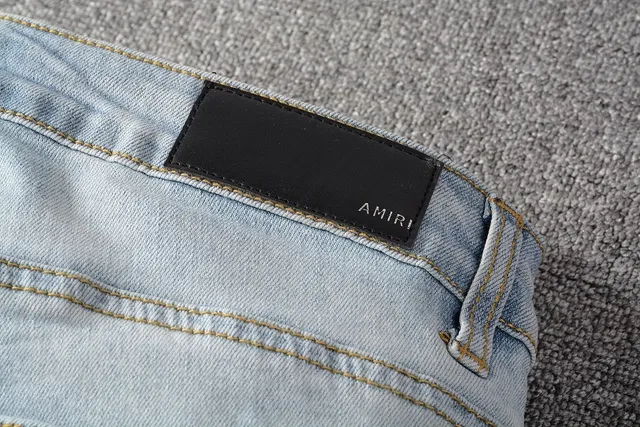 हल्की धुलाई distressed slim fit ripped जींस 12