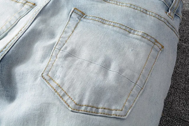 हल्की धुलाई distressed slim fit ripped जींस 13
