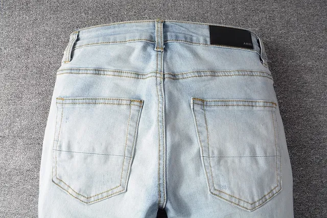 हल्की धुलाई distressed slim fit ripped जींस 14