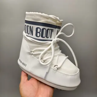 Moon Boot Classic बوتات ثلج بيضاء