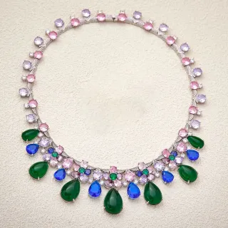Collier en cascade multi-gemmes motif floral multicolore