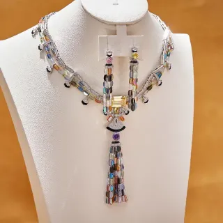 Colar com pingente de gemas multicolores e borla