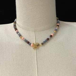 Collier de pierre multicolore avec perles d'or