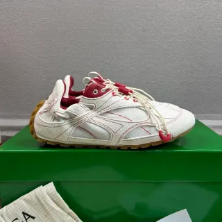 حذاء سنيكرز Off-White كريمي وأحمر مخيط أسلوب حياة