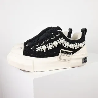 Tênis plataforma creme upper texturizado preto com pérolas low-top