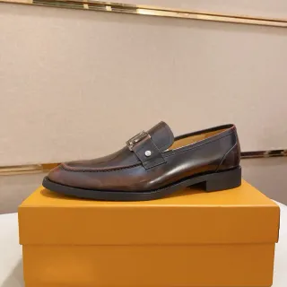 চকচকে বাদামী চামড়ার লোফার বকল স্ট্র্যাপ