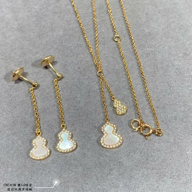 Red Gold Gourd-Shaped Pendant Pavé Halo Necklace 2