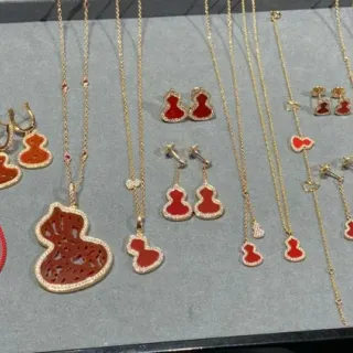 Collier en or rouge de métal avec émail incrusté