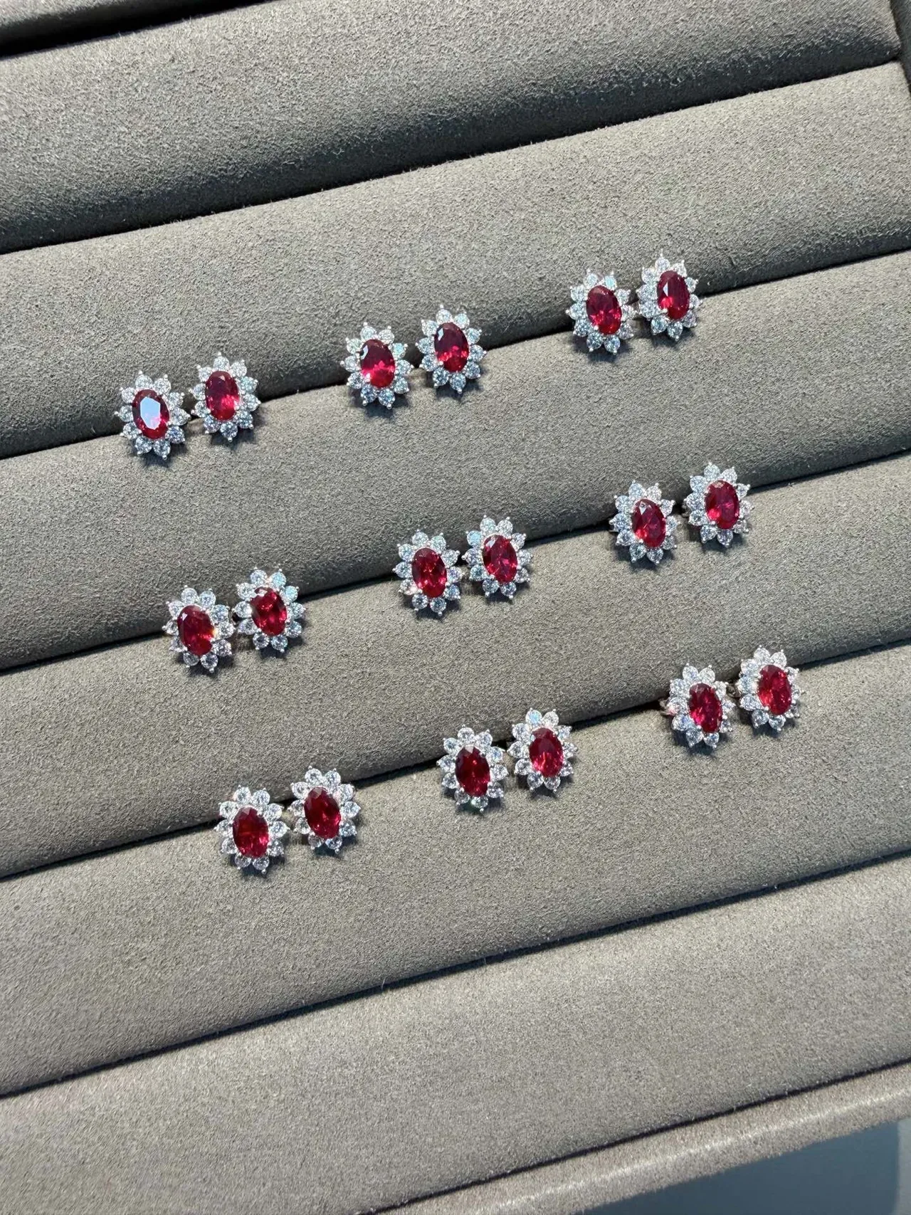Red Silver Oval-Cut Central Stone Halo-Style Surround Ring 2