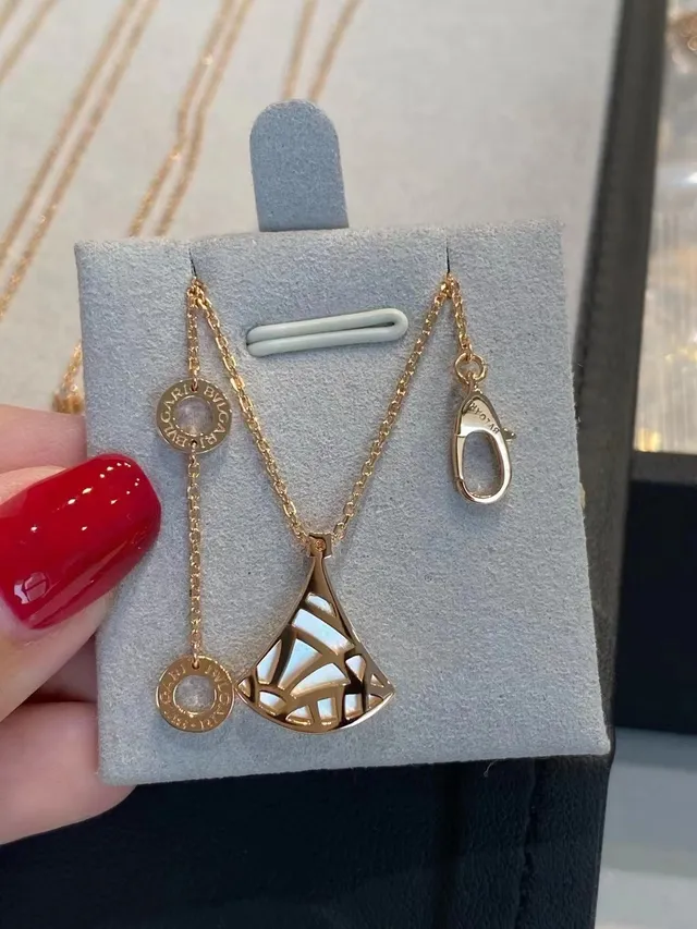 Rose Gold Fan-Shaped Mother-of-Pearl Pendant Necklaces 3
