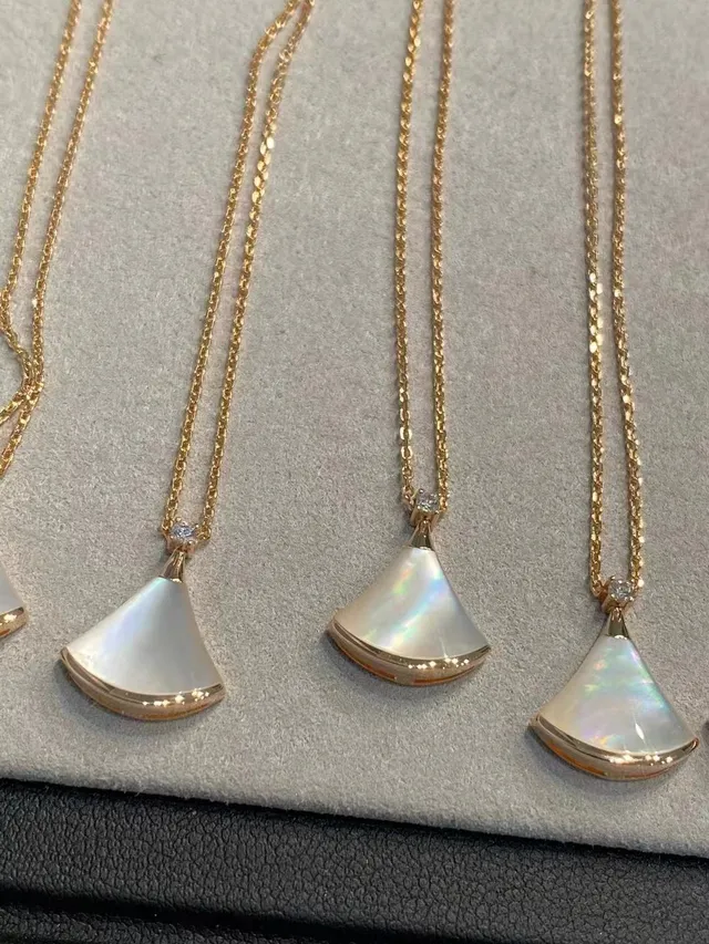Rose Gold Fan-Shaped Mother-of-Pearl Pendant Necklaces 4