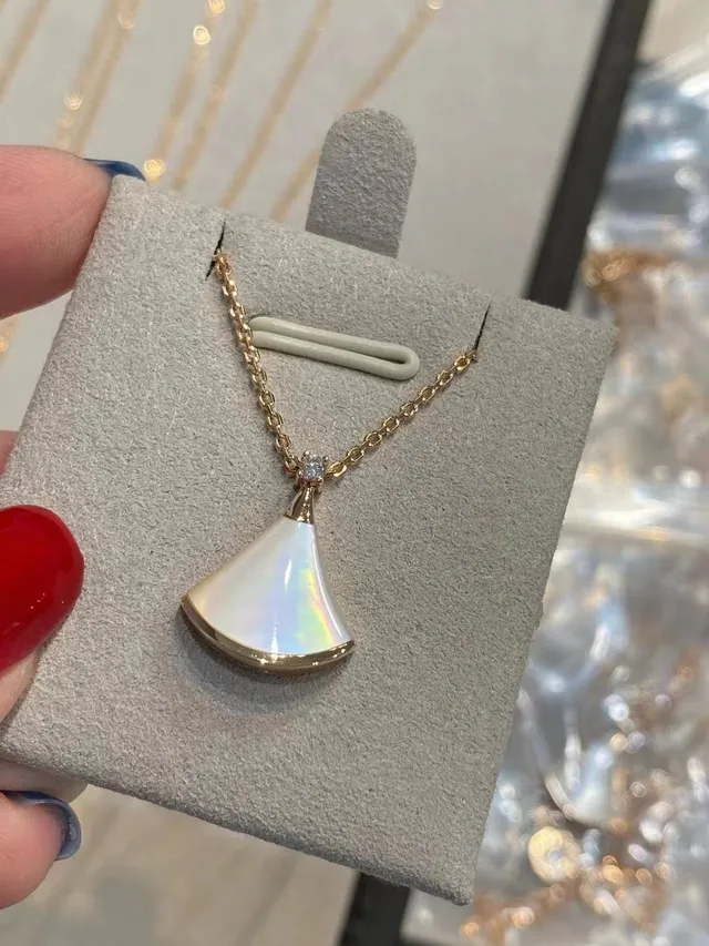 Rose Gold Fan-Shaped Mother-of-Pearl Pendant Necklaces 5
