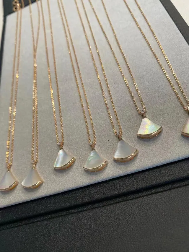 Rose Gold Fan-Shaped Mother-of-Pearl Pendant Necklaces 6
