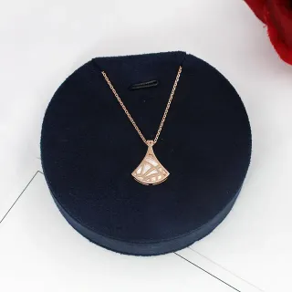 Collier pendentif en forme d'éventail en or rose ajouré