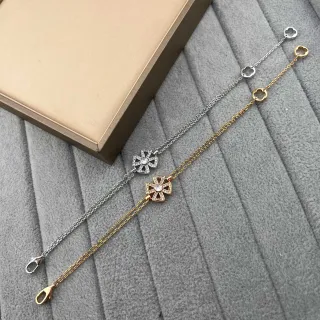 Pulseiras de Charms em Tons Prateado e Dourado com Flores Pavé