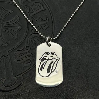Colar de placa de cachorro prata e preto gravado com logo de língua de Rolling Stones
