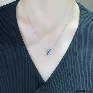 Colar com pingente de prata em forma de X com pedras azuis canal set