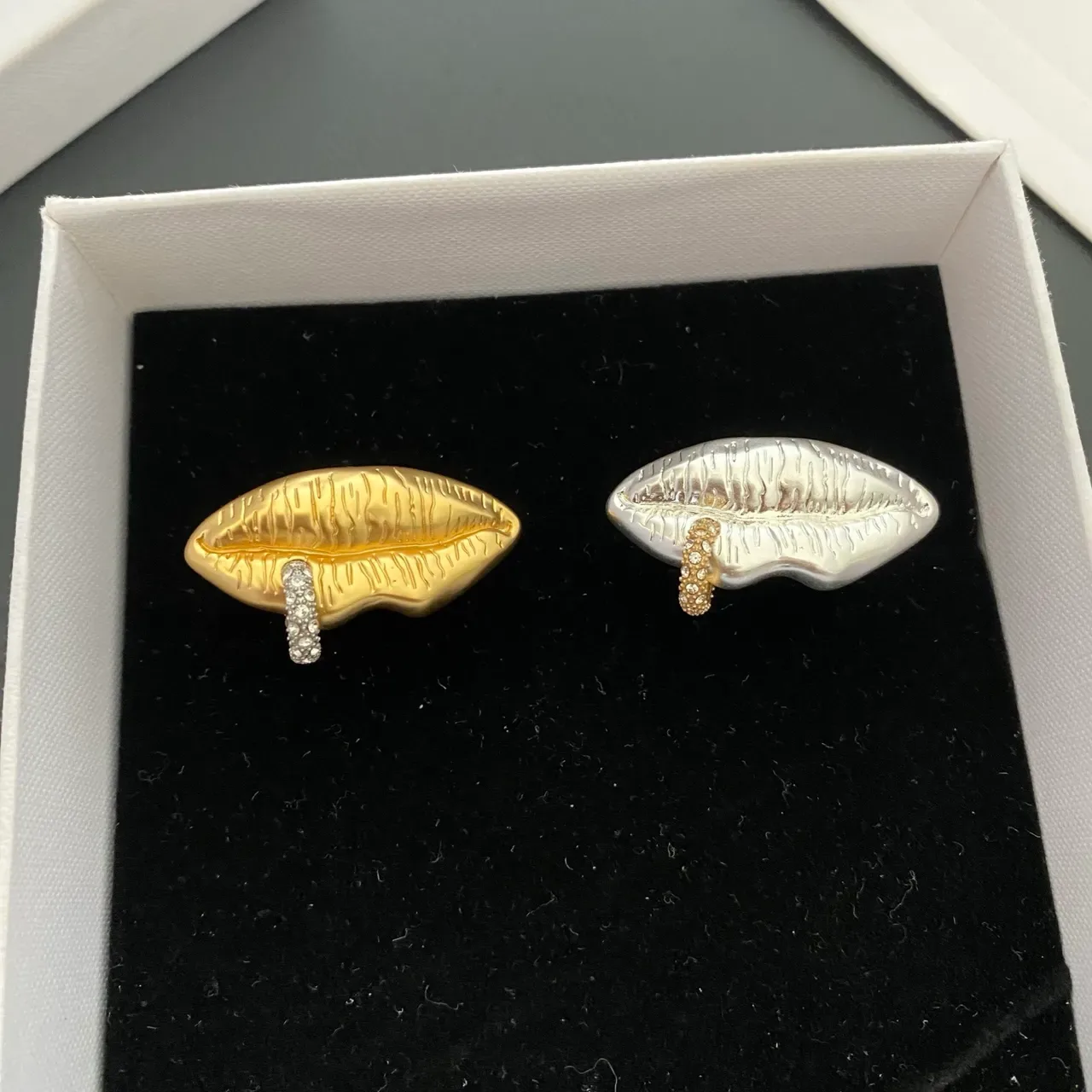 Silver Gold Lip-Shaped Textured Surface Ring 7