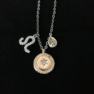 Collar de plata y oro con colgante multi-charm y piedras pavé-set