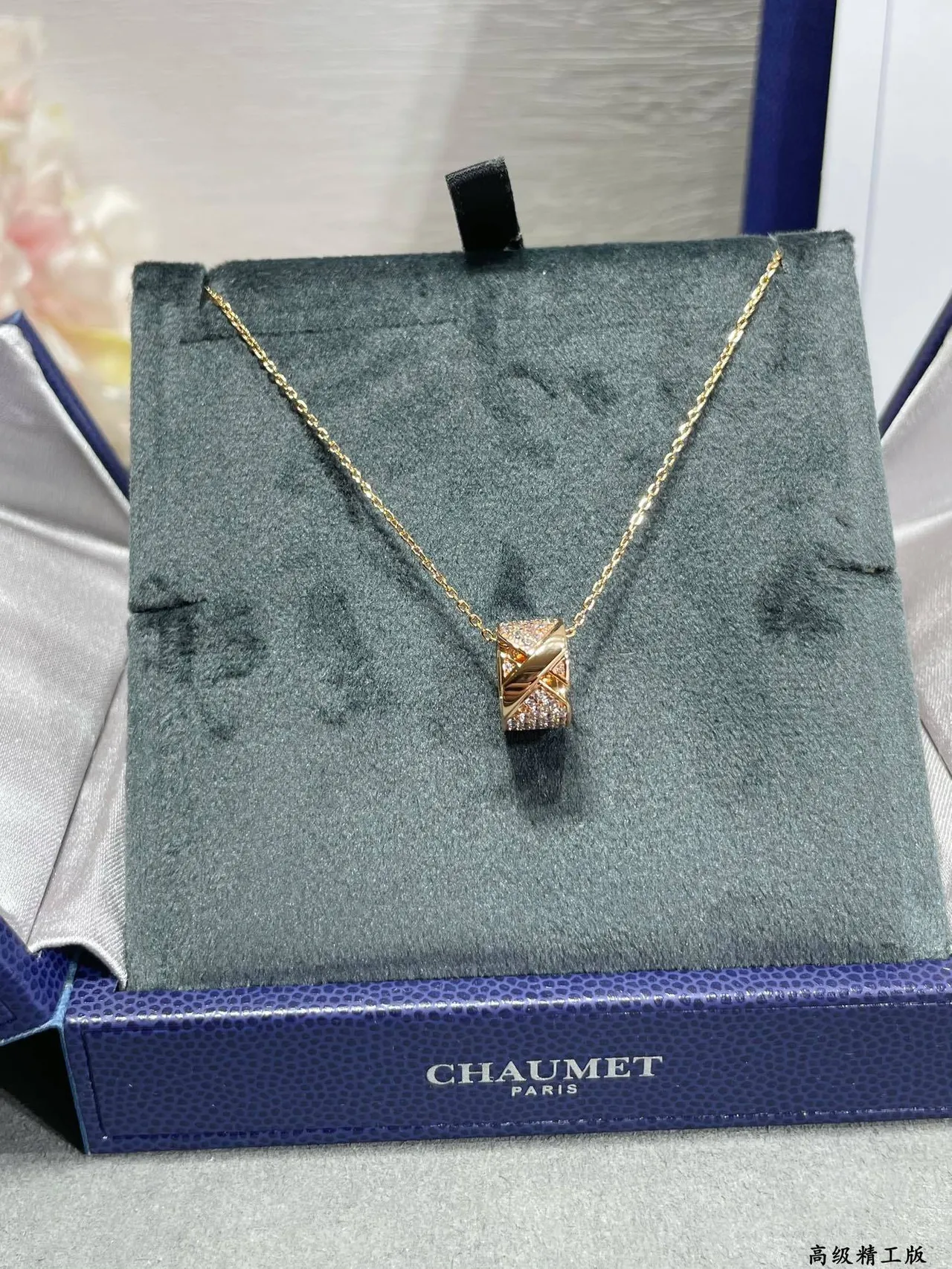 Collar de plata y oro Pavé-Set Stone Surface silueta de pendentif en forma de cinta retorcida 2