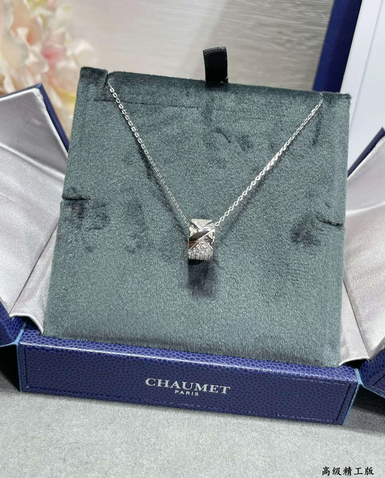 Collar de plata y oro Pavé-Set Stone Surface silueta de pendentif en forma de cinta retorcida 3