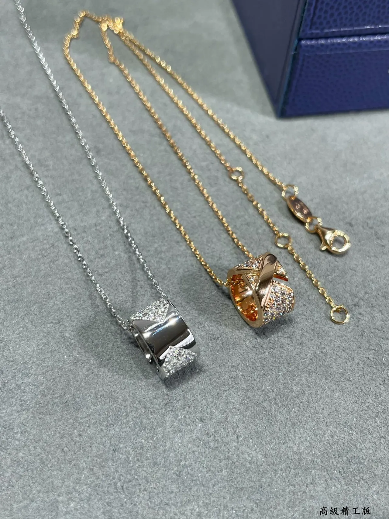 Collar de plata y oro Pavé-Set Stone Surface silueta de pendentif en forma de cinta retorcida 7
